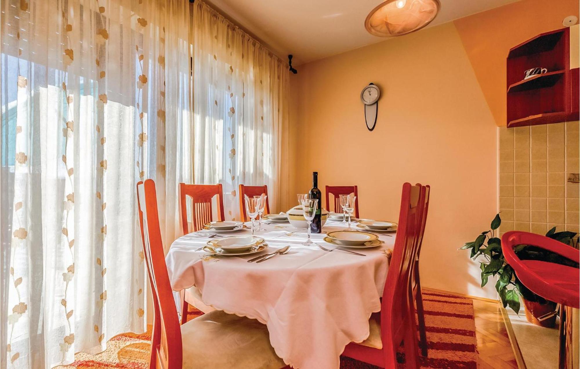 Beautiful Apartment In Novi Vinodolski Bagian luar foto